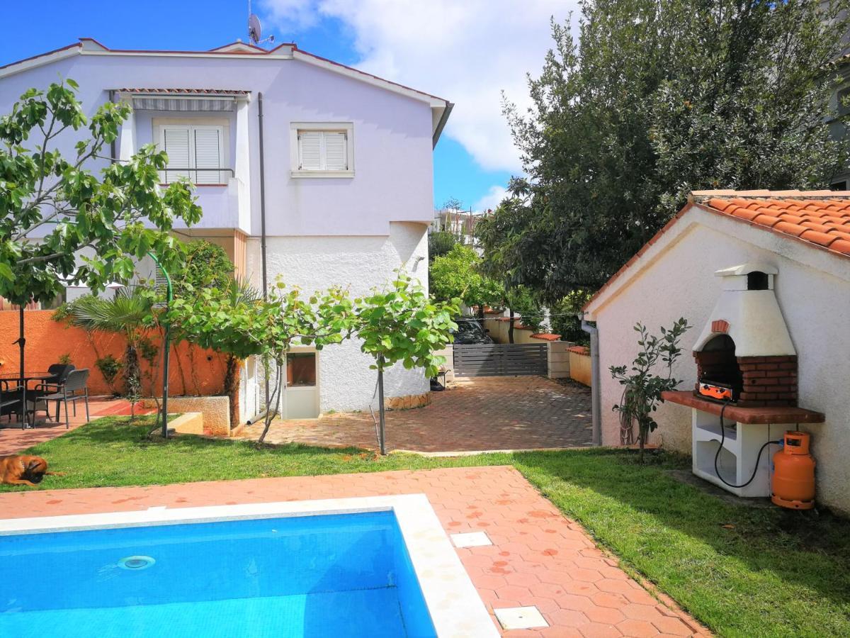 Apartment Bilic With Garden & Swimming Pool - 50m From The Pjescana Uvala